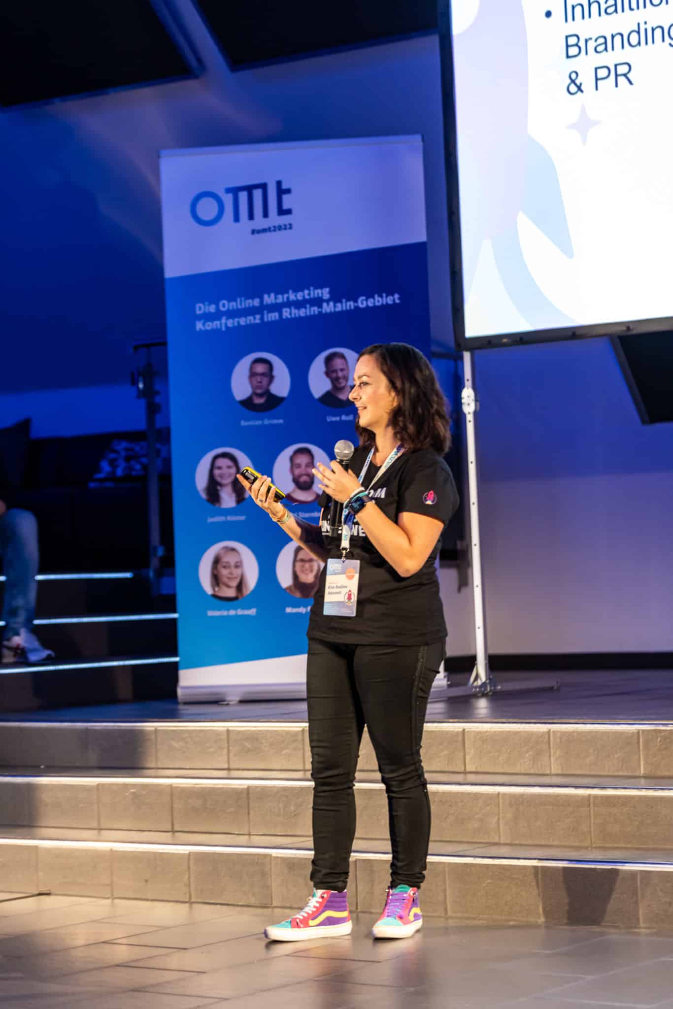 Kim Adamek macht die Social Media Website Clinic auf dem OMT