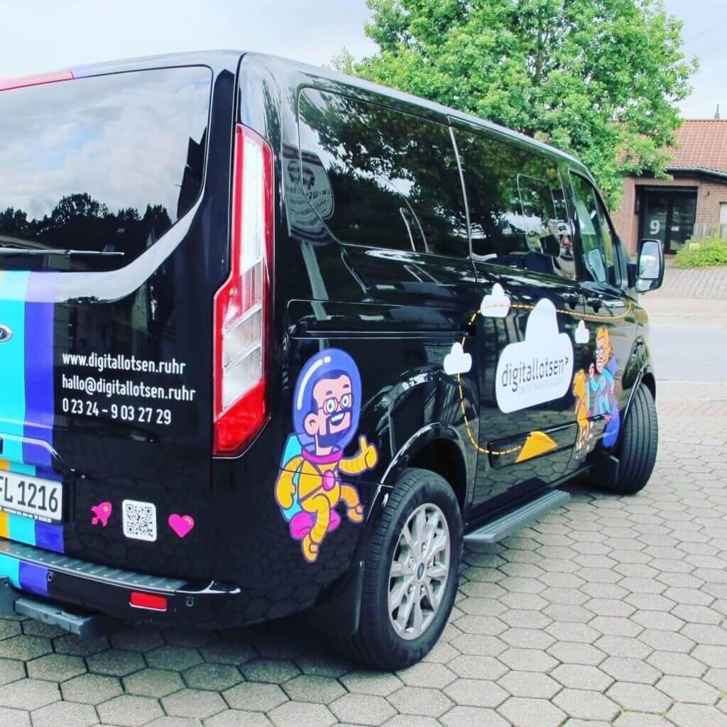Die Fahrzeugbeschriftung ist eine wichtige Marketing Maßnahme - Beispiel: der Bus der digitallotsen