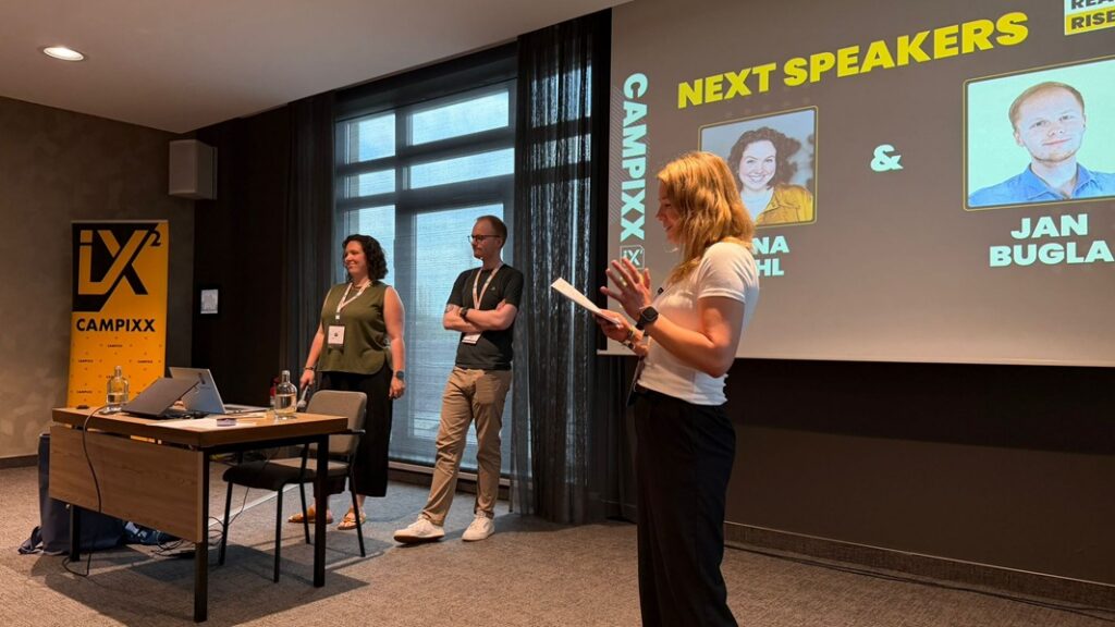 Jana und Jan auf der Campixx 2026 mit Moderatorin Julia